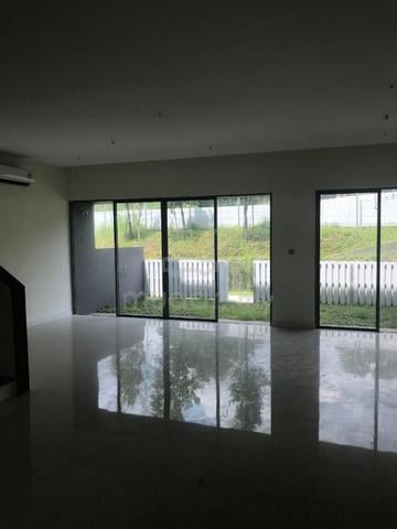Selangor Seri Kembangan Leasehold 2.5-Storey Terraced House For Sale 1