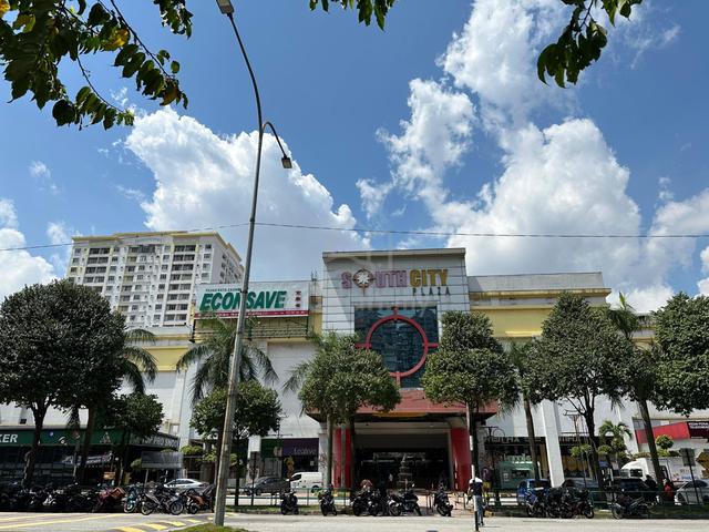 Retail shop at Main Entrance 1