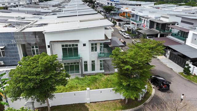 Mutiara Mas,Mutiara Rini,2 Storey Corner Lot,Full Loan,Below M Price 1