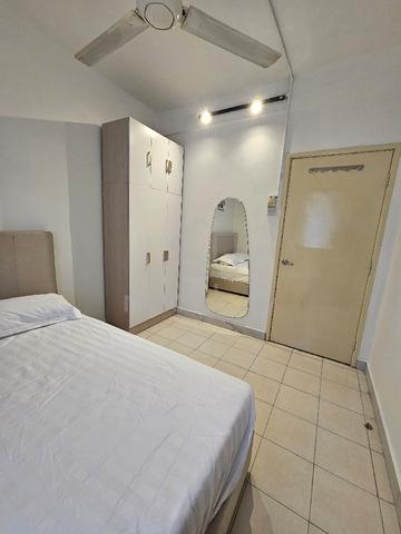 Female room. Walking distance to LRT. 1