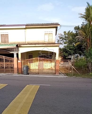 For sale Double Storey Jalan Sahabat Taman Emas kluang corner lot 1