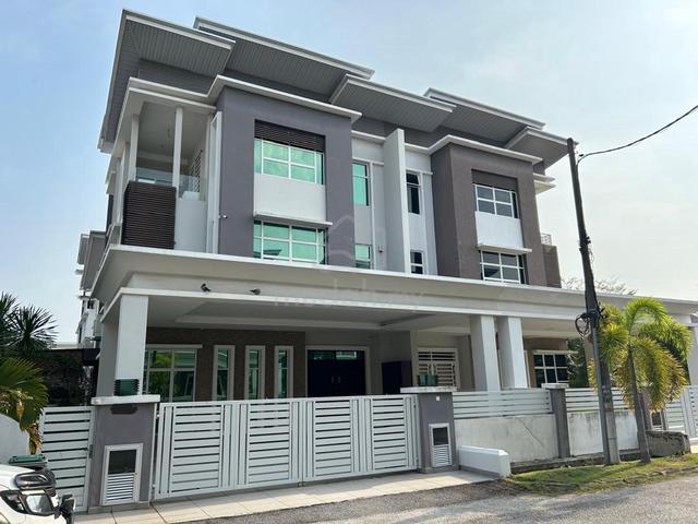Freehold 2/12 Storey Semi -D house for sale at Taman Merbok Melaka. 1