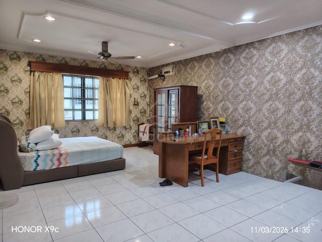 Spacious Room Female only with Parking 1