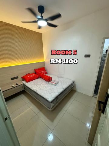 Taman Pelangi Room(private bathroom) 1