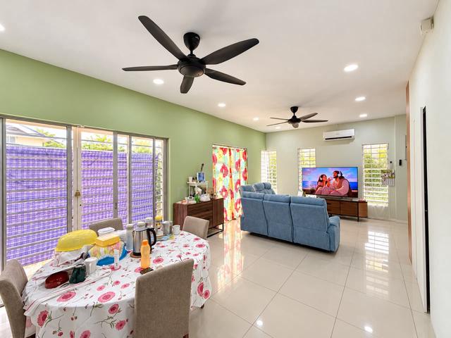 Renovated End Lot With Land 2.5-Storey Freehold  Bandar Bukit Puchong 1
