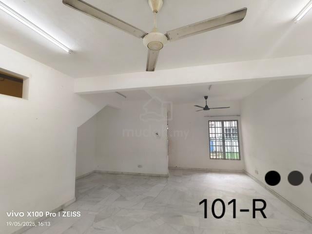 Bukit Raja Zapin 2sty 20*65sqft Basic unit for rent 1