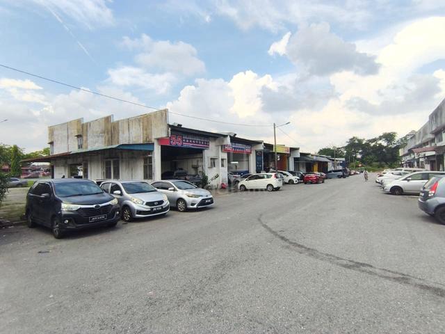 Jalan Perdagangan Taman University 1.5 Storey Terrace Factory 1