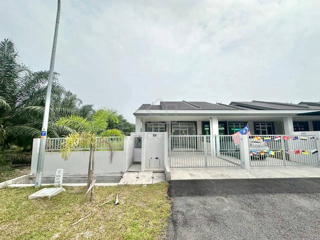 FREEHOLD, 4R2B End Lot Single Storey Jalan Merbah Olak Lempit, Banting 1