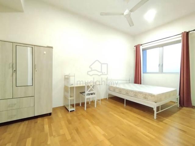 Elevia Master Room with unblocked Lakeview 1