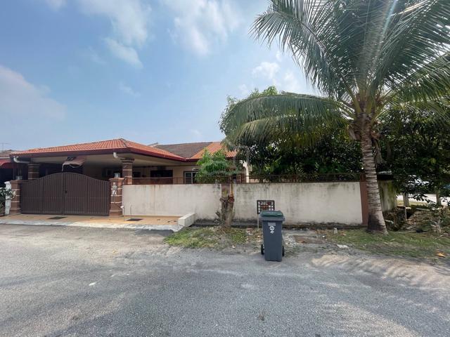 CORNER 4 BILIK RENOVATED Single Storey College Height Sikamat Seremban 1