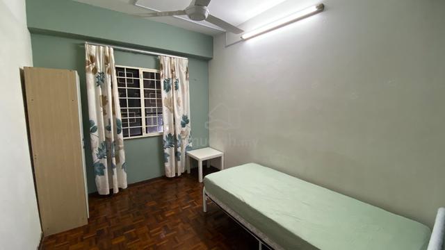 Middle Room For Rent (FEMALE ONLY) @ Bayu Tasik Condo Near LRT 1
