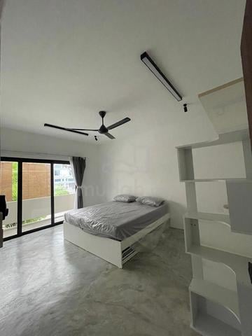 Spacious Master Bedroom with Balcony & Ensuite Bathroom – SS2, PJ 1
