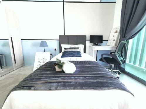RoomA: Meritus Queen Room with Balcony, Shared Bathroom 1
