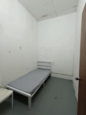 PJ Single Room | Budget Stay Near Uptown Area 1