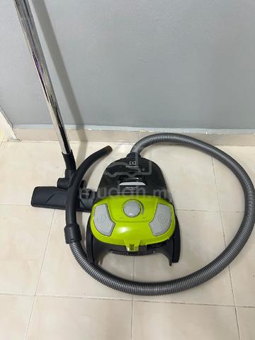 Electrolux CompactGo Cyclonic Vacuum - photo 5 of 6
