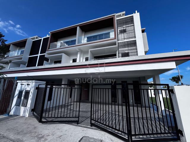 2.5 Storey Terrace By The Sea 1