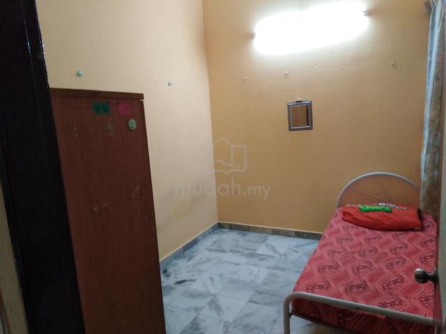 Bilik SINGLE Lelaki GROUND FLOOR LUAS Blok B yg SELESA. FULLY FURNISH 1