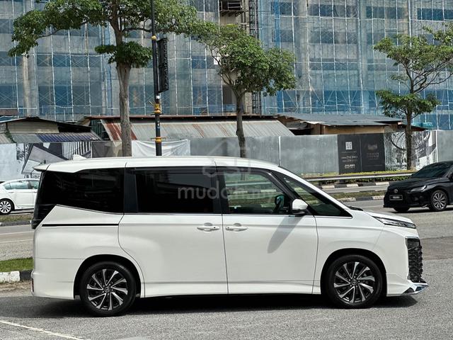 7 SEAT 2022 Toyota VOXY S-Z 29k KM - 2