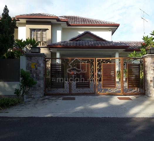 Banglo 2 tingkat di Banang Golf Resort Batu Pahat untuk dijual segera. 2