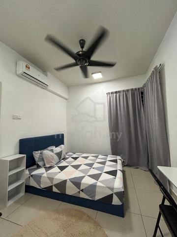 Bilik Sewa PEREMPUAN Master Bedroom with Private Bathroom and A/C 1