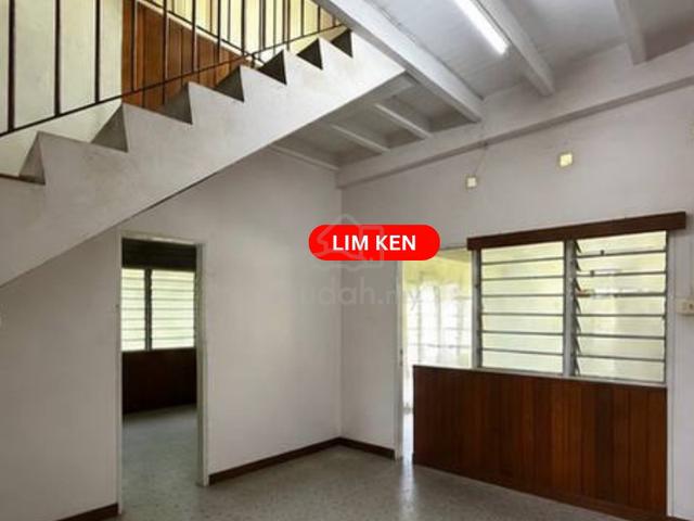 Taman Guan Joo Seng 2-Storey Huge Bungalow, Greenlane 1