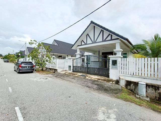 [RENOVATED - NON BUMI] 1.5 Storey Bungalow, Tmn Anjung Gapam, Bemban 2