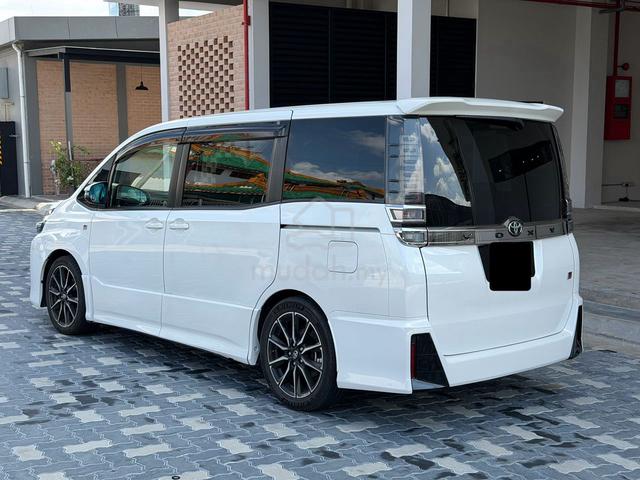 2018 Toyota VOXY 2.0 ZS GR KIRAMEKI (A) - 4