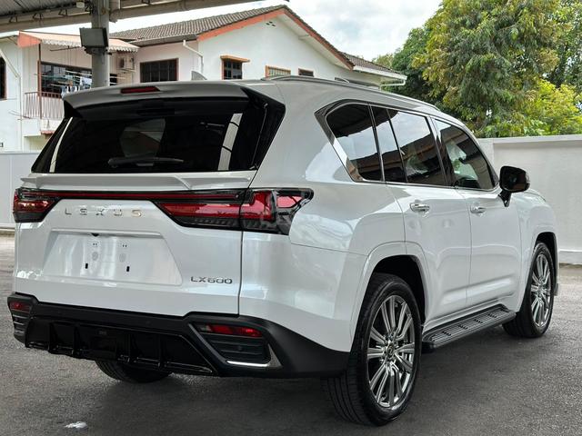 2022 Lexus LX600 Executive - 4