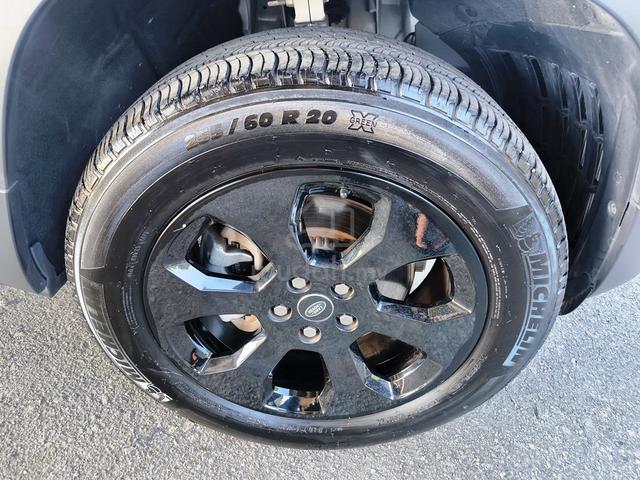 LR Defender 2.0 110SE Panroof Meridian BSM - 4