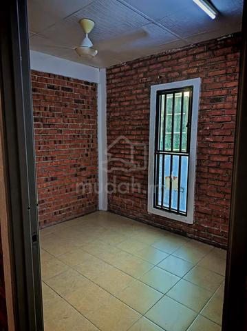 1st Floor House 6R2B Seri Kembangan 1