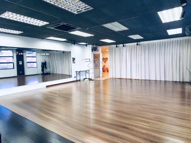 BIG CORNER UNIT! Bayan Bay, Queensbay. 2nd floor corner shop.Main road 1