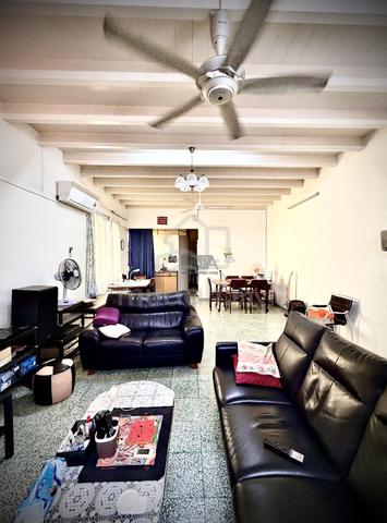 Corner Double-Storey Terraced House in Pulau Tikus. 1