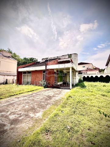 Charming 1.5-Storey Bungalow | Western Road Cul-De-Sac. 1