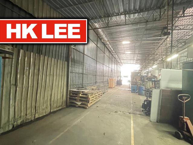 < 1.5 STOREY SEMI D > light industrial > warehouse > 8750sf < TRR 1
