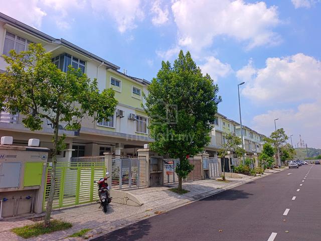 New Painting Townhouse Upper Unit @ Taman Aman Putra Seri Kembangan 1