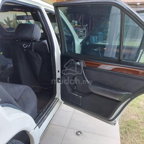 Classic Mercedes-Benz E200 (Automatic) - 5