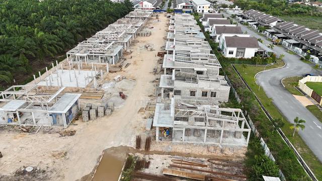 Rumah Berkembar Setingkat Di Jalan Kebun 1