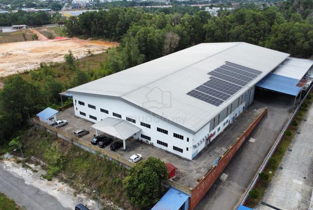 Freehold detached warehouse factory in Lunas up for sale 1