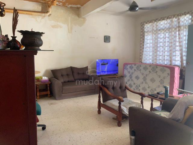 Taman Putra Perdana, Extra land in front, 2 storey house for sell 1