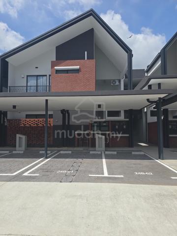 Townhouse in Elmina City 1
