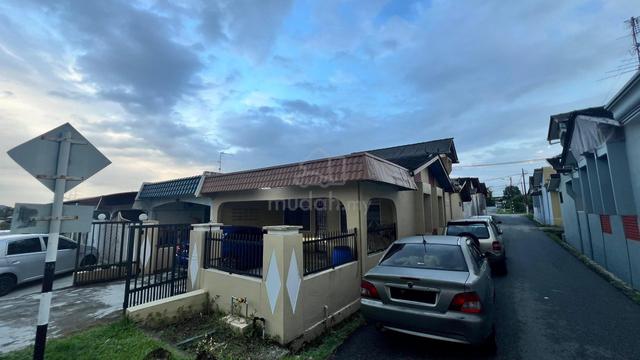 Taman Ungku Tun Aminah Single Storey Terrace House End Lot with Attic 1