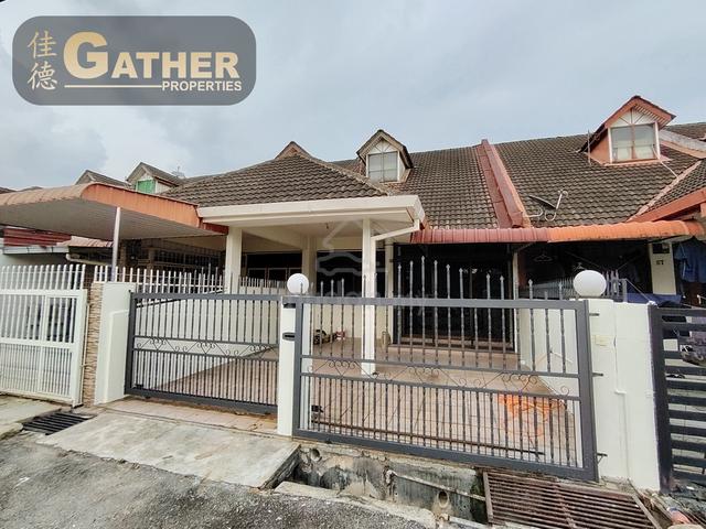 Facing Padang 1.5 Storey Terrace @Taman Inderawasih for Sale. 1