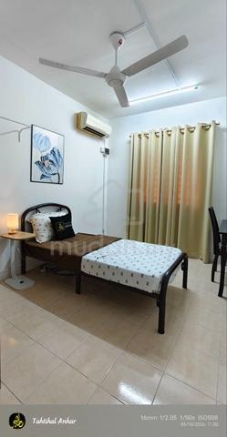 Spacious Medium Room Aircond Bayu Tasik 2 | Free WiFi 1