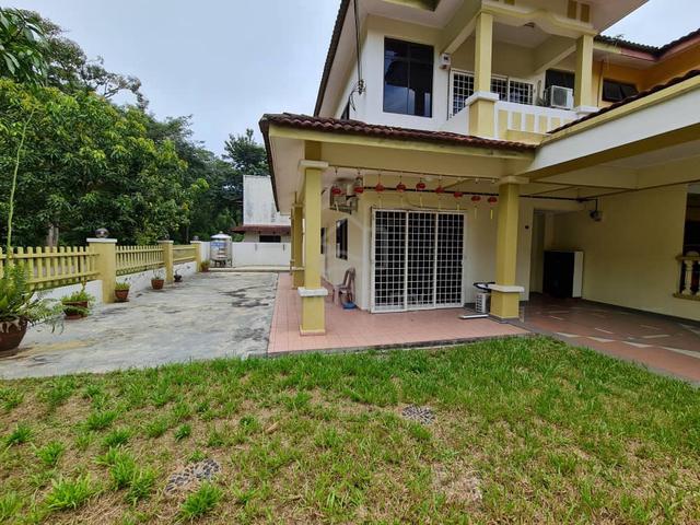 Spacious Corner Lot Double Storey House for Rent 1