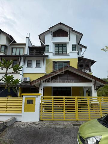 Corner Lot 2.5 Storey Semi-Detached House For Sale 1