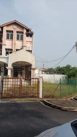 Corner Town House Perai Utama with Big Land 1
