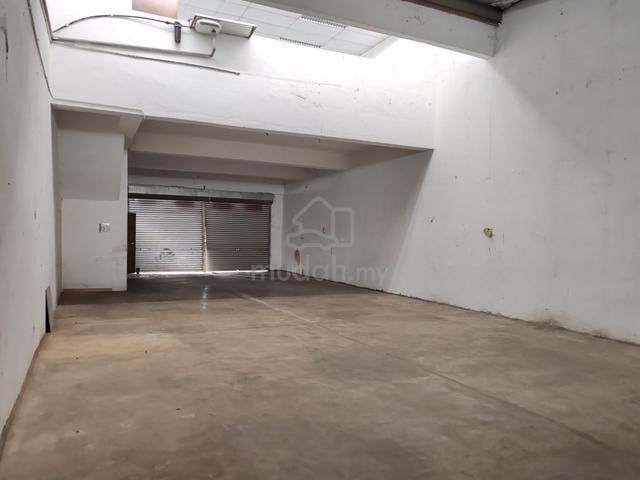 [FOR RENT] 1.5 Storey Light Industrial Factory Kosmopleks Salak Tinggi 1