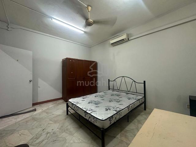 Big room @ Semi-D house (Free AirCon usage) - many car parks 1