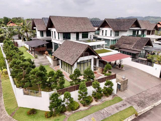 An Exclusive Three Storey Bungalow House @ The Enclave Bukit Jelutong. 1