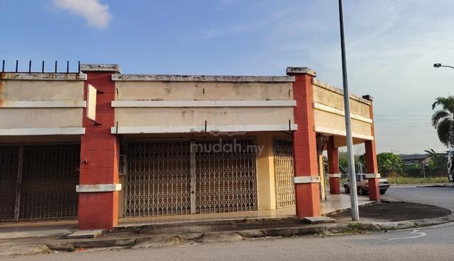 Corner Single story shop lot for rent 1